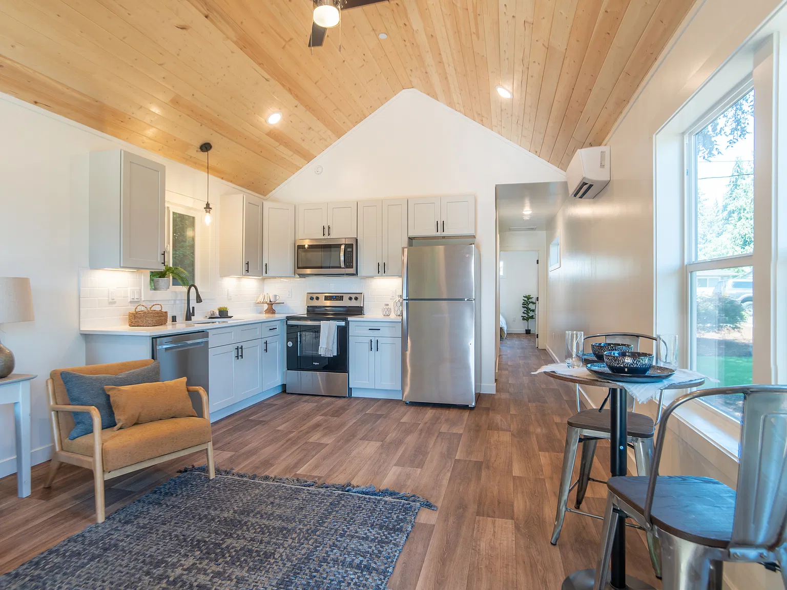 2 bed, 616 sqft, $1,595 — Photo 1
