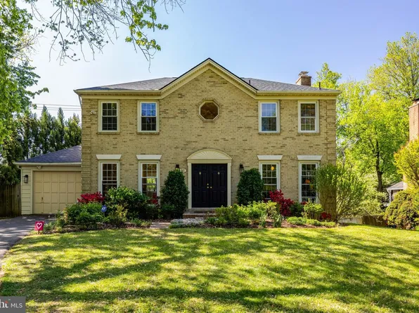 502 Woodland Ct NW, Vienna, VA 22180