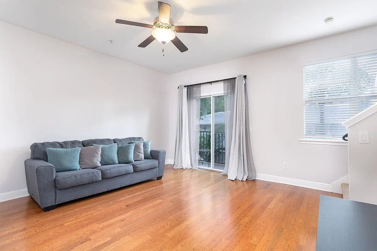 3 bed, 3.0 bath, 1589 sqft, $2,700 — Photo 3