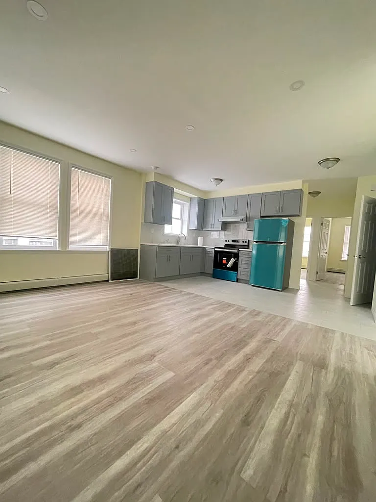 4 bed, $3,200 — Photo 2