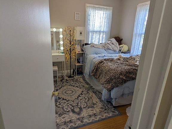 4th image of 606 Main St