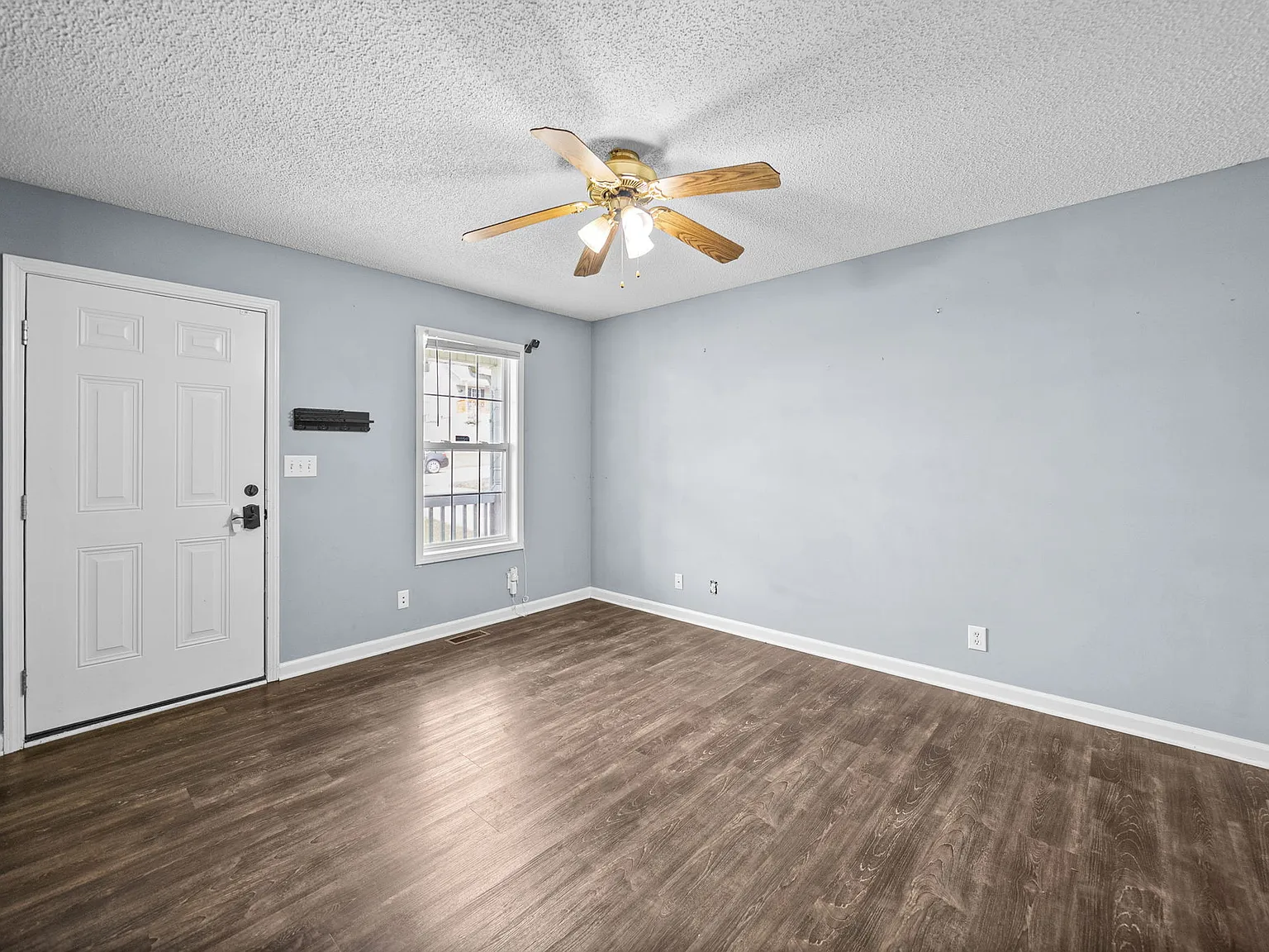3 bed, 1051 sqft, $1,560 — Photo 4
