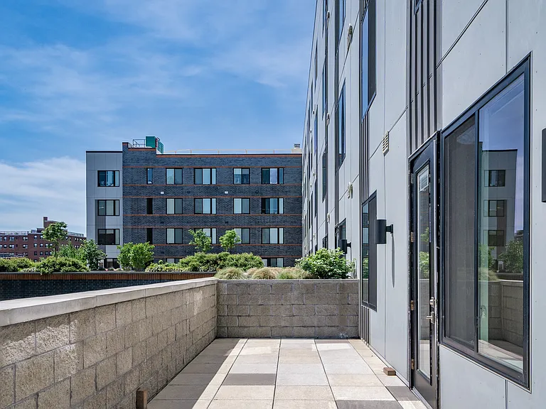 19 East — Photo 10