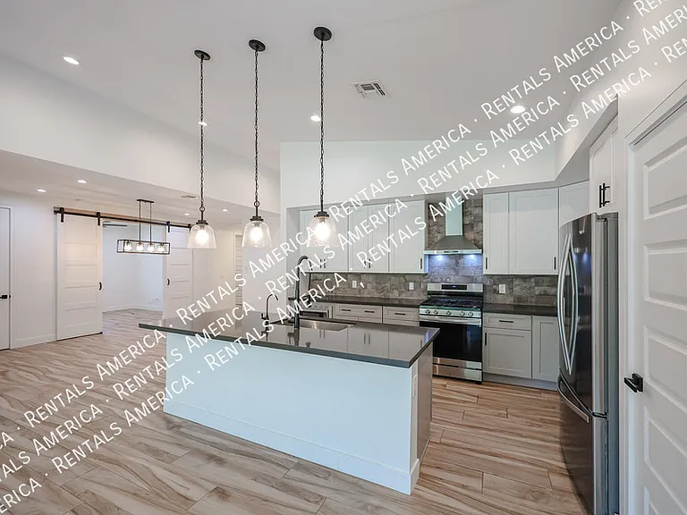 2418 E Amelia Ave — Photo 8