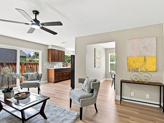 5th image of 560 Elvis Dr