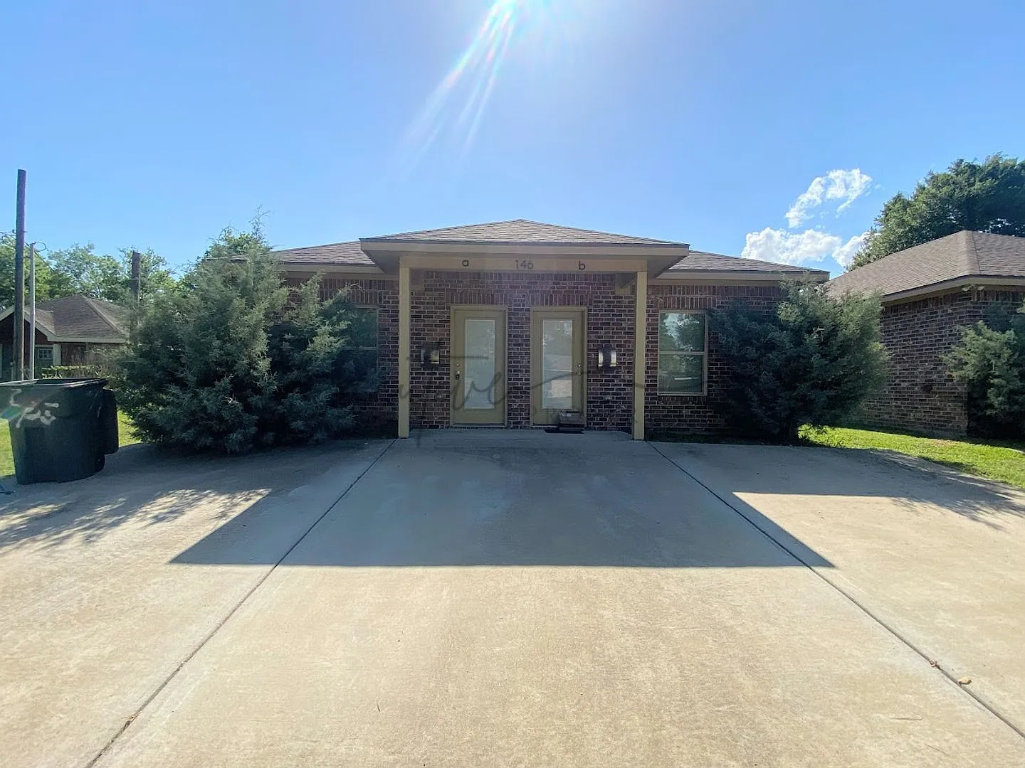 Modern 1 Bedroom Duplex Near MSU! - Deposit-Free Move-In Option Available! — Photo 2