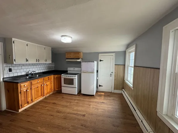 96 South Main St., 96 S Main St APT B, Newport, NH 03773