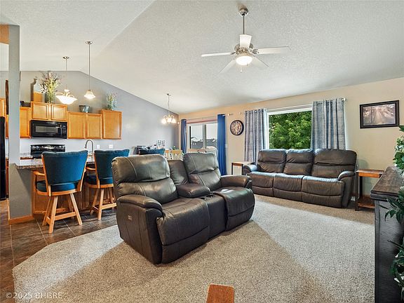 4th image of 402 N 17th St