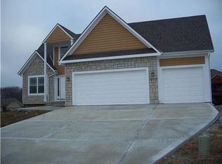 16737 Sandstone Cir, Basehor, KS 66007