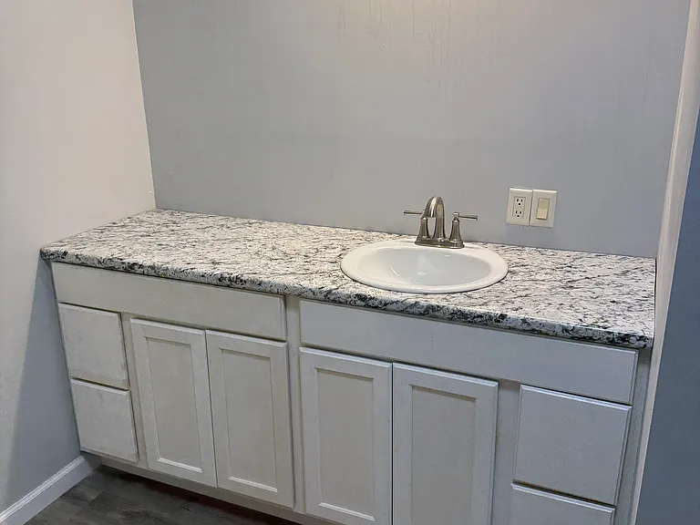 1040 Laurie Ln — Photo 7