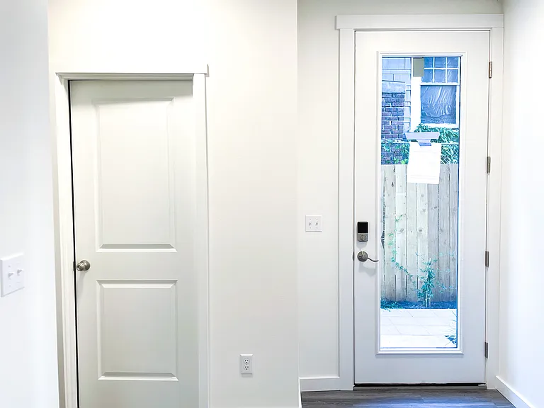 Iris Apartments — Photo 17