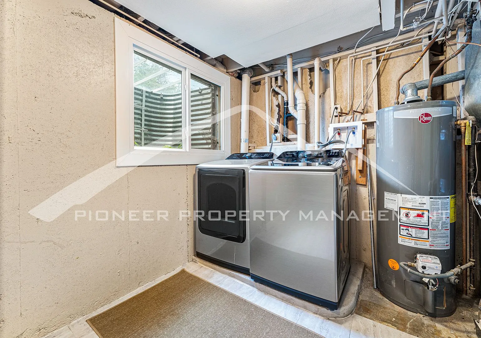 Beautiful Home with 2 Car Garage and Fenced Back Yard — Photo 4
