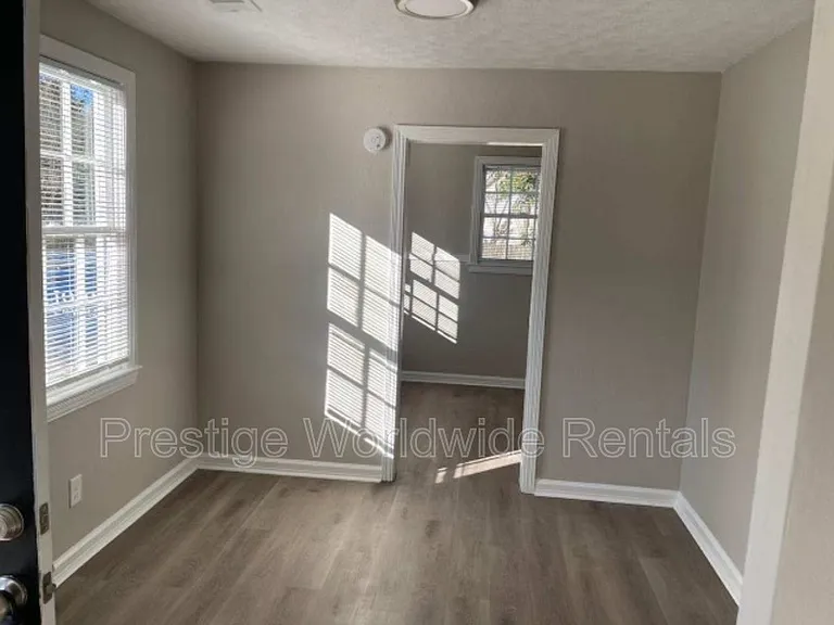 2338 Banks Ave — Photo 3
