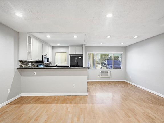 5th image of 18530 Hatteras St Unit 124