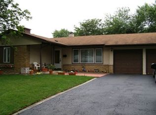 631 Pinewood Dr, Elk Grove Village, IL 60007