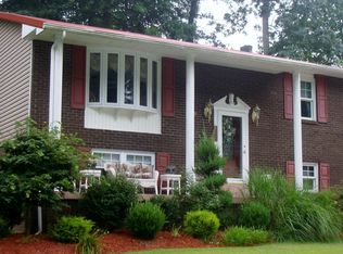 231 Oakmont Dr, Poca, WV 25159