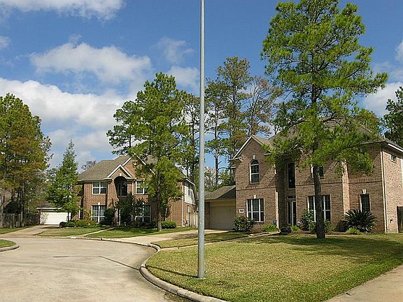 CUL-DE-SAC Lot, Quiet Streets, Walk to Small Park just 4 houses over that is used by families on street.