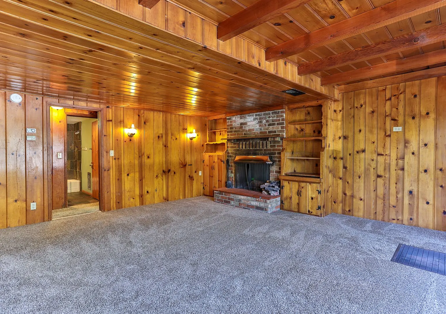 Close to town and Move in ready - 3 bedroom 1 bath + family room + 2 car garage — Photo 2