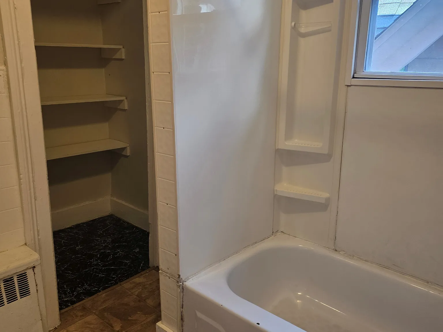 2 bed, 950 sqft, $1,350 — Photo 3
