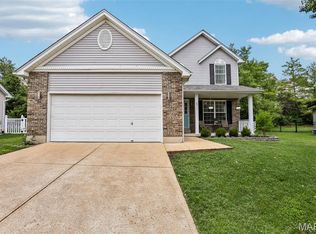 511 Winter Garden Dr, Fenton, MO 63026