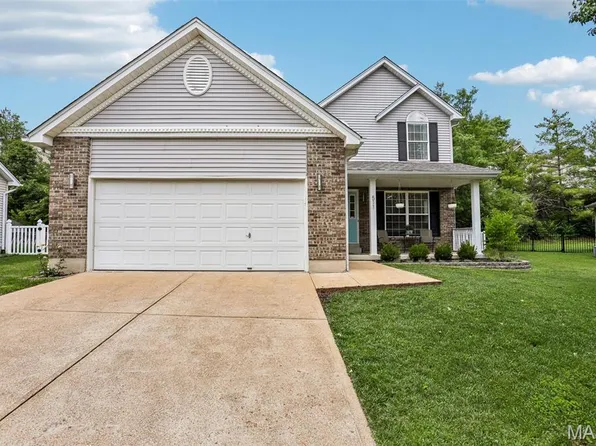 511 Winter Garden Dr, Fenton, MO 63026