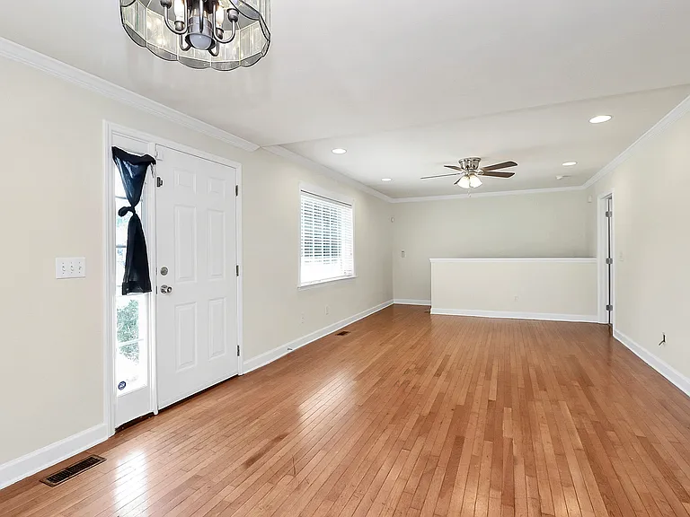 1005 Rainbow Dr — Photo 6