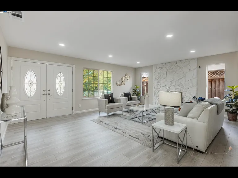 35267 Farnham Dr — Photo 6