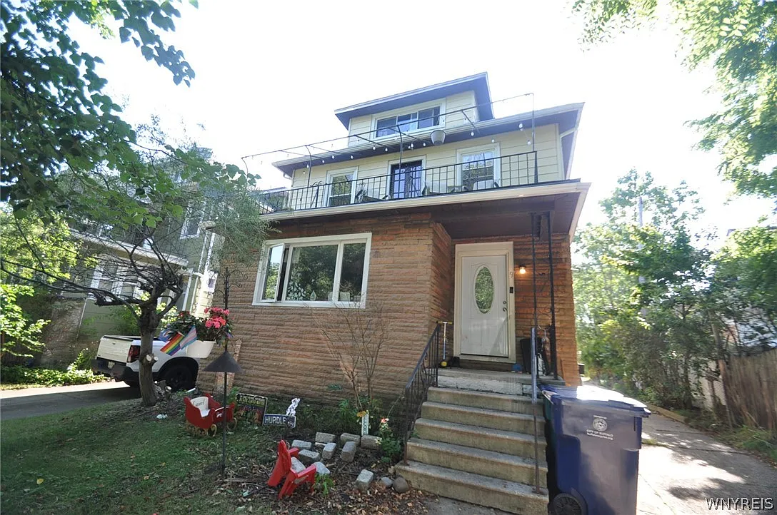 3 bed, 1.0 bath, 2743 sqft, $1,800 — Photo 1