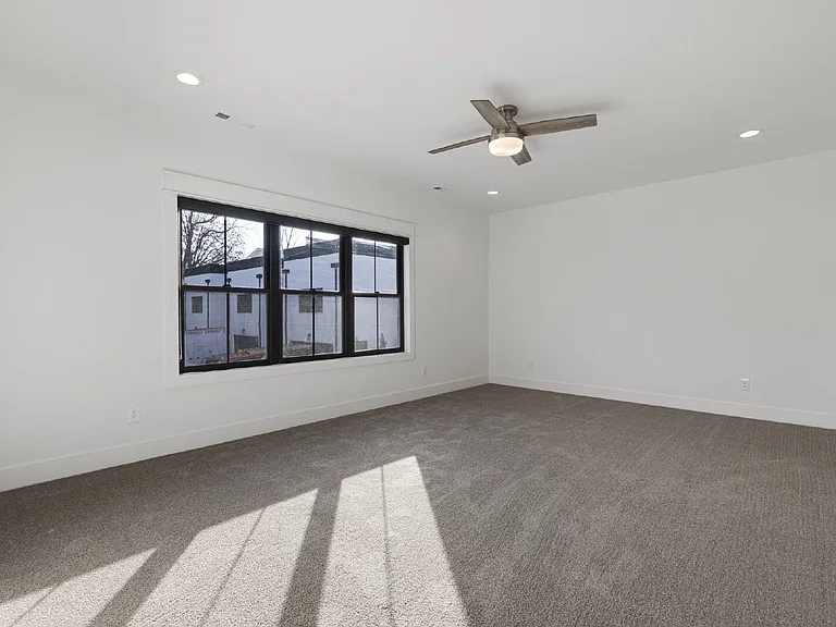 909 E State St — Photo 21