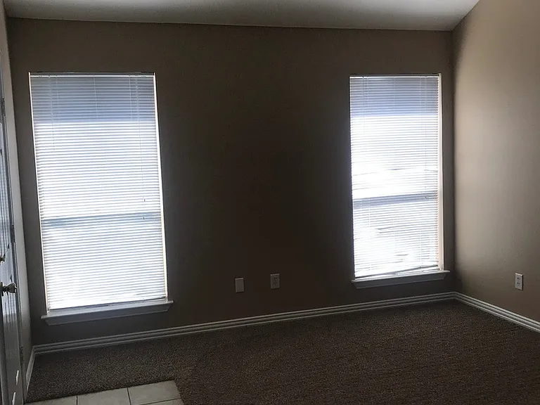 913 Sierra Vista Ct — Photo 2