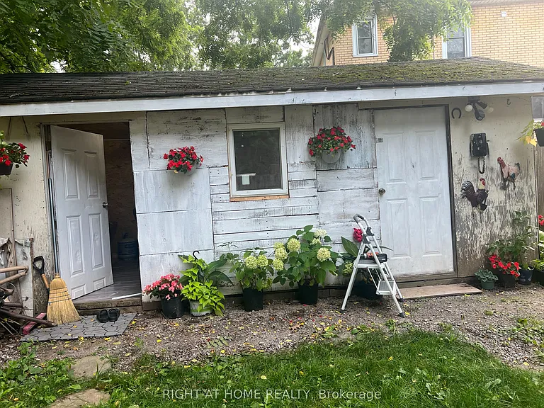 4614 Eastwood Cres — Photo 10