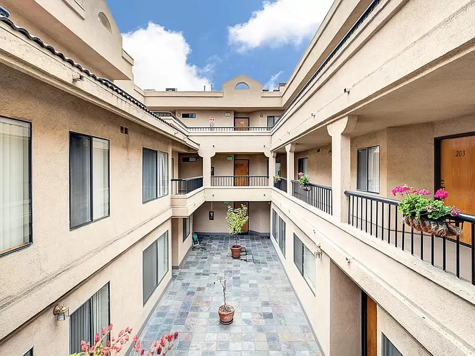 Francis Apartments...Gorgeous Newly Remodeled ...CALL NOW! — Photo 1