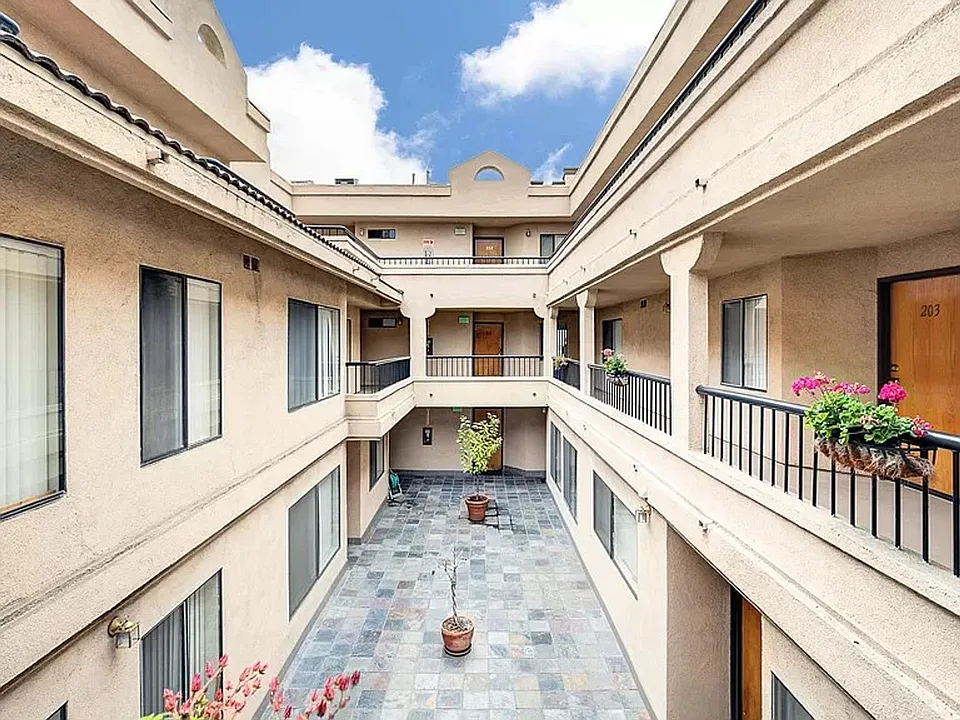 Francis Apartments...Gorgeous Newly Remodeled ...CALL NOW!