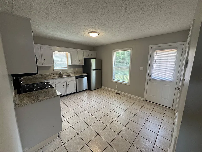101 Meadow Ln — Photo 4
