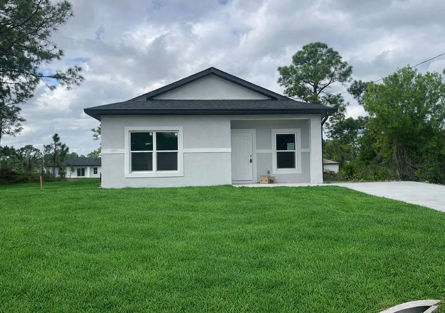 Bright & Modern 2 Bed-1 Bath Pet-Friendly Home in Desirable Lehigh Acres — Photo 1