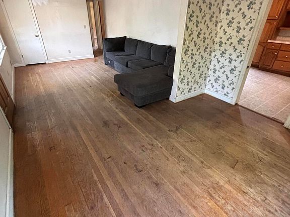 3rd image of 810 E Riverside Dr