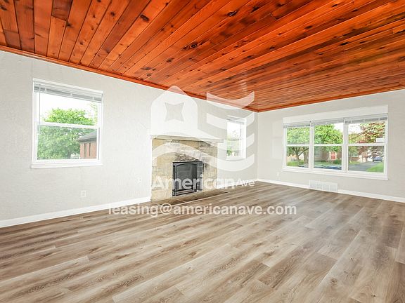 823837_004_living_room_5.jpg