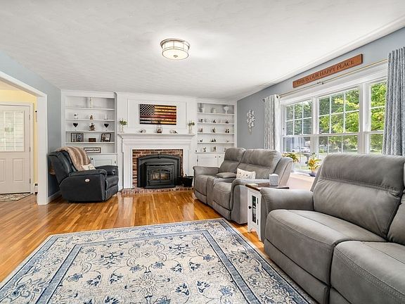 4th image of 12 Merritt St