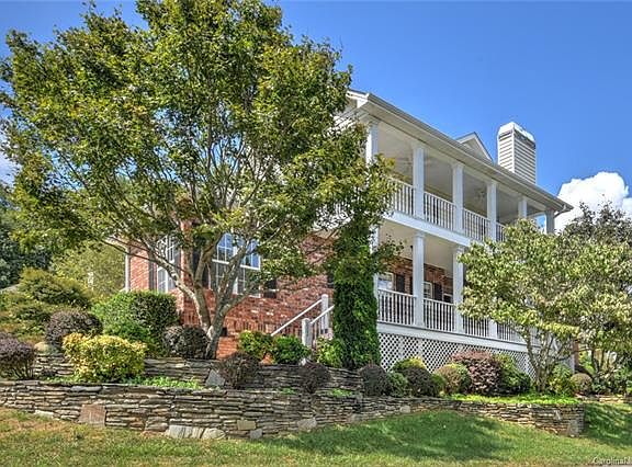 3rd image of 602 Carriage Commons Dr