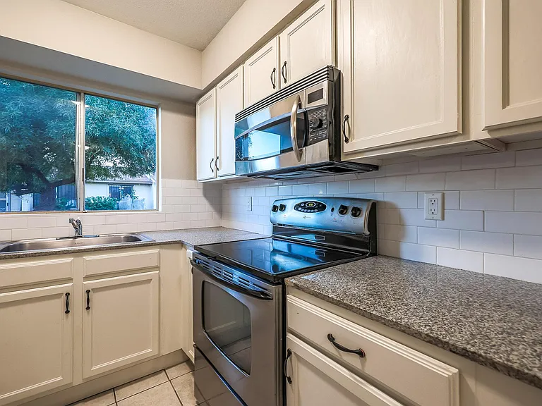 2611 E Maryland Dr — Photo 6