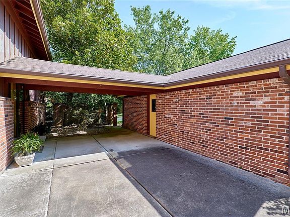 3rd image of 12932 Lampadaire Dr