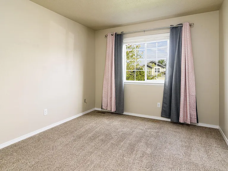 335 E Moskee St — Photo 13