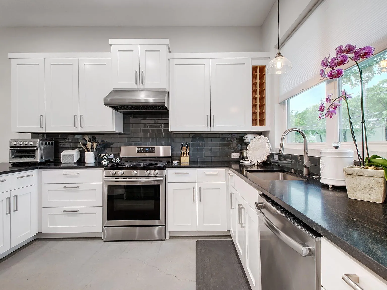 5 bed, 4.0 bath, 2540 sqft, $5,000 — Photo 4