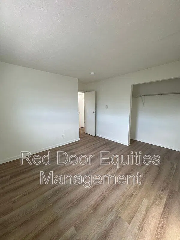 129 W Walnut St — Photo 4