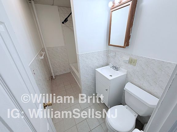 5th image of 179 W 48th St #17A