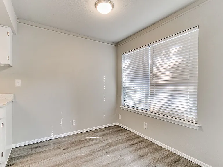 1113 W Fulton St — Photo 8