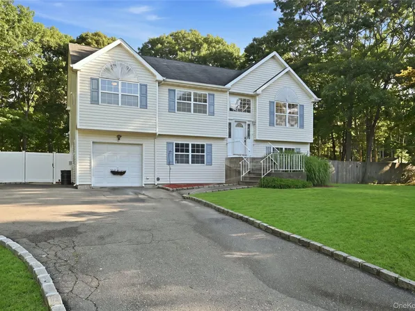 3 Mulligan Drive, Medford, NY 11763