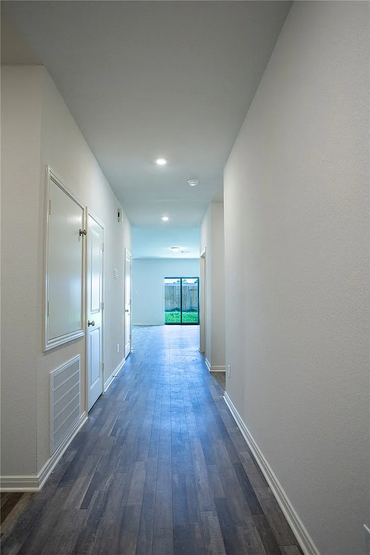 4 bed, 1736 sqft, $2,100 — Photo 2