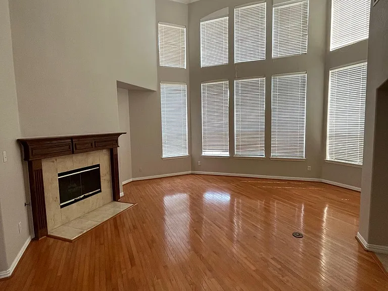 1224 Tioga Dr — Photo 3