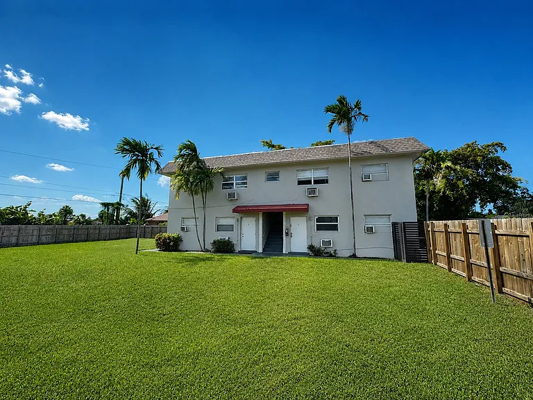 811 NW 6 Ave exterior 4 - fenced yard / building